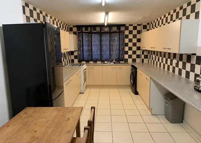 Leeds Rooms ليدز